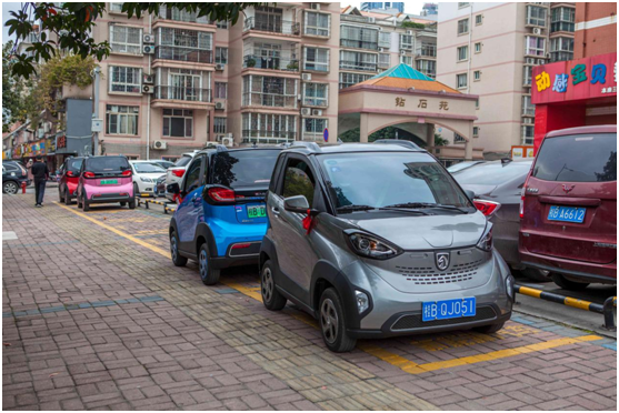城市出行小能手车长25米一个车位停2辆每天可节省15分钟
