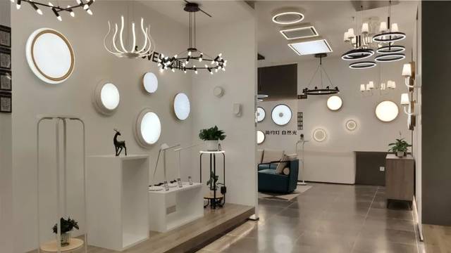 湖北武汉舵落口大市场sover松伟专卖店形象盛大开业!_灯饰