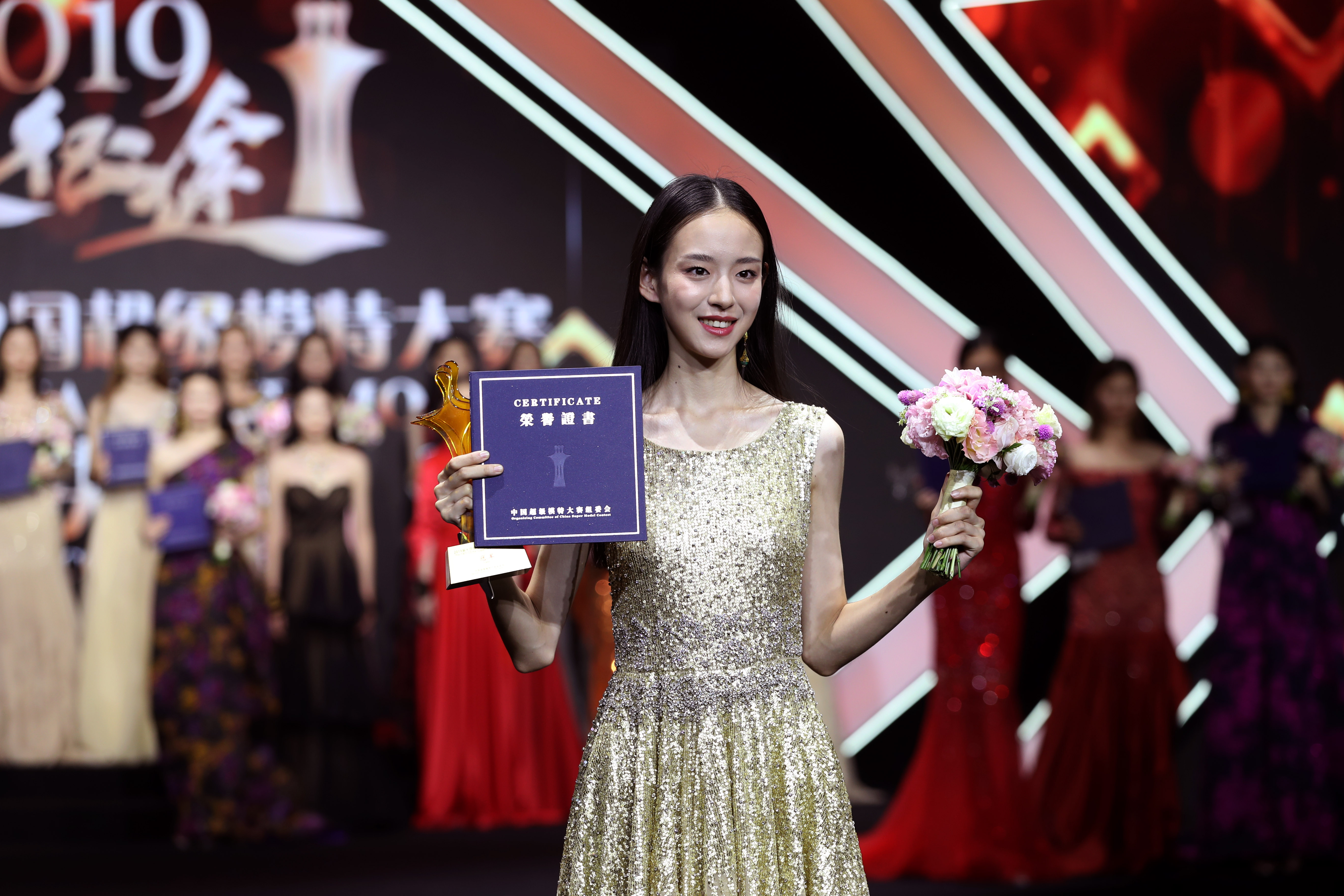 在2019第十四届中国超级模特大赛总决赛中,代英明(前中)获得冠军,接受