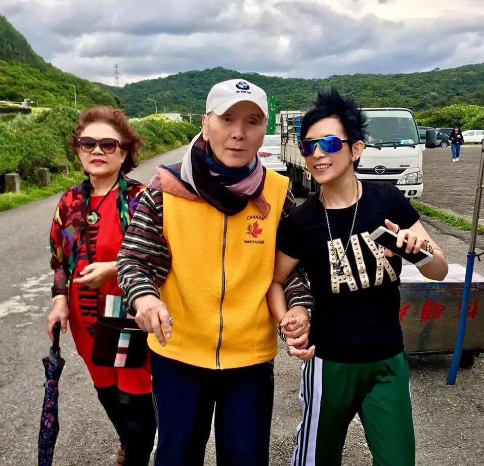 潘美辰晒家人亲密合影兄妹俩人曾经交恶如今更加相亲相爱