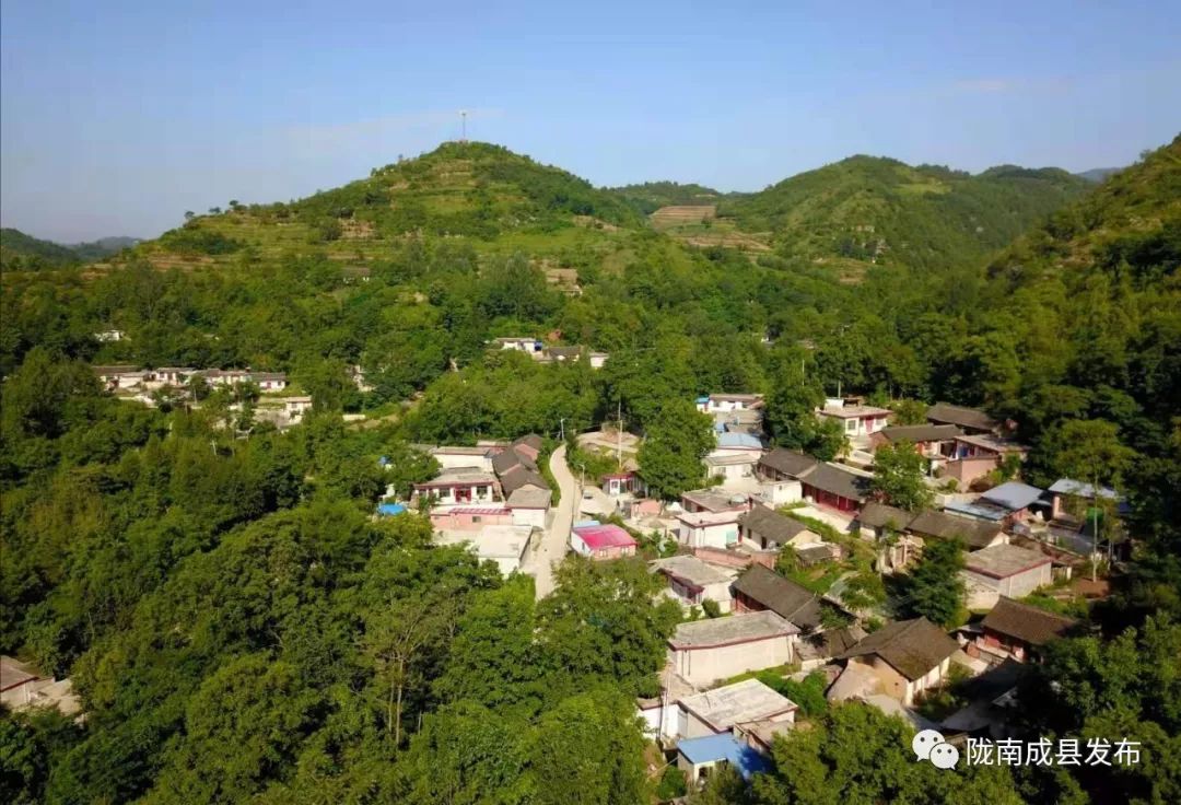 坝尖川村穿过成县沙坝镇沙坝村驱车半小时笔者一行沿成西公路盛夏时节