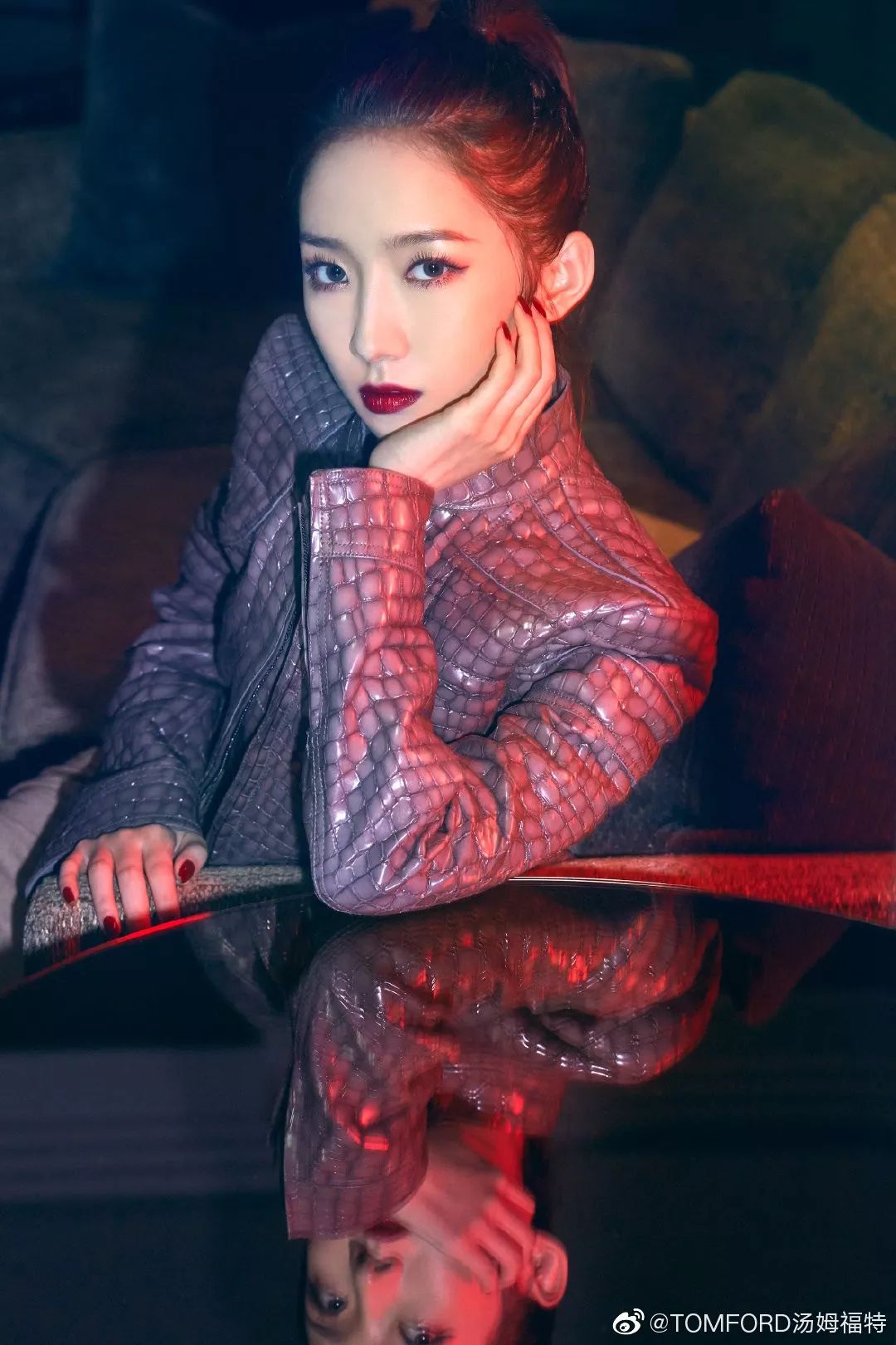 孟美岐也成为tom ford的品牌挚友她去年刚c位出道没多久就被tom ford
