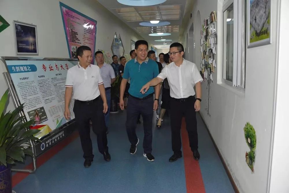 九龙县副县长庞建华一行8人来我校参观考察信息化智慧校园建设工作