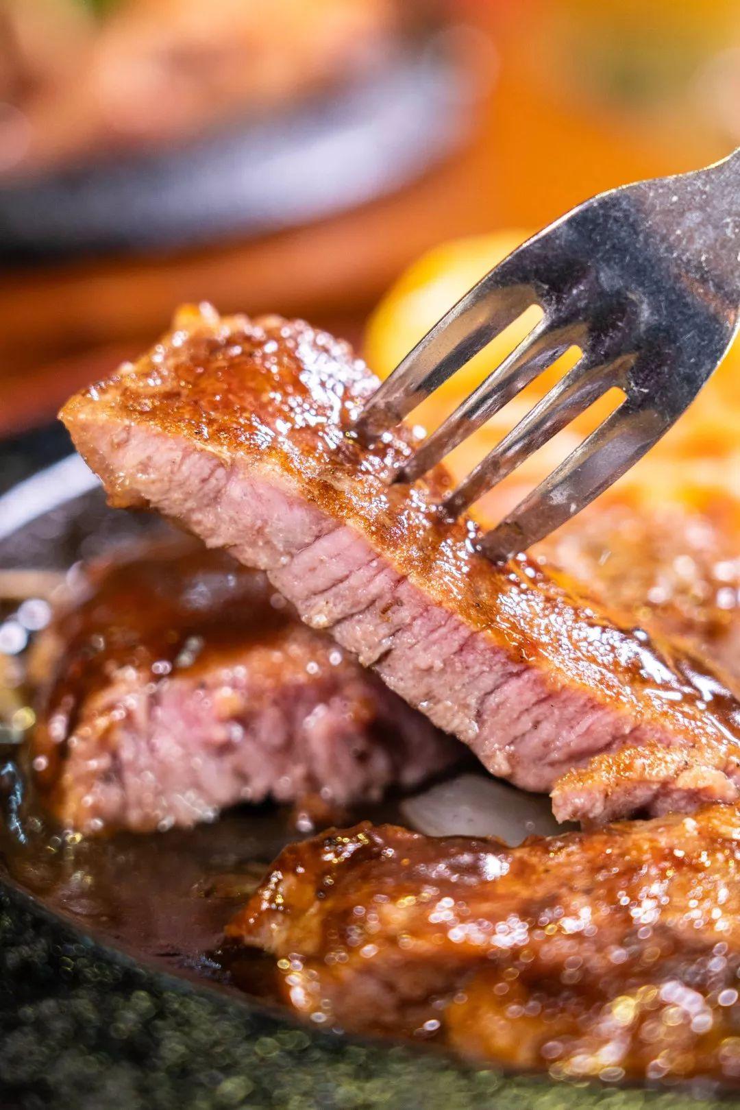 吃牛扒送自助餐上桌前还会喷火