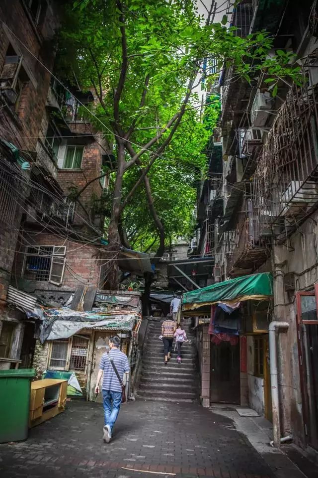 藏在观音桥富人区里的"贫民窟",是另一个重庆_水沟