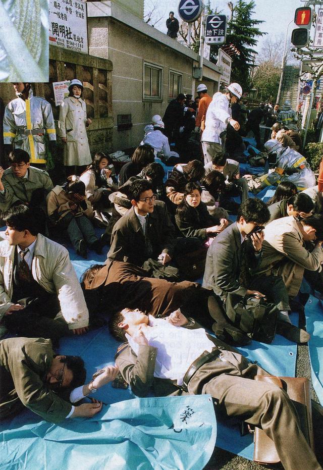 1995年,日本奥姆真理教狂热分子精心策划,在东京地铁的通勤高峰期释放
