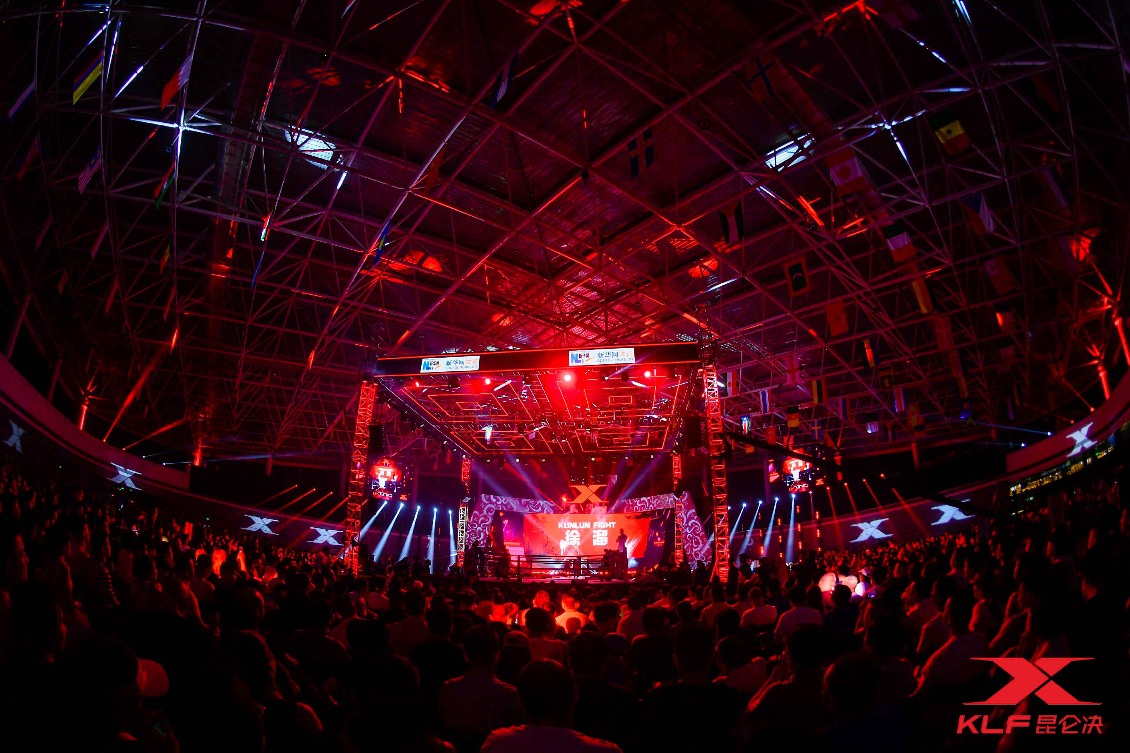 昆仑决北京站在擂台上世界冠军的庆祝和场下观众的欢呼声中结束,一场