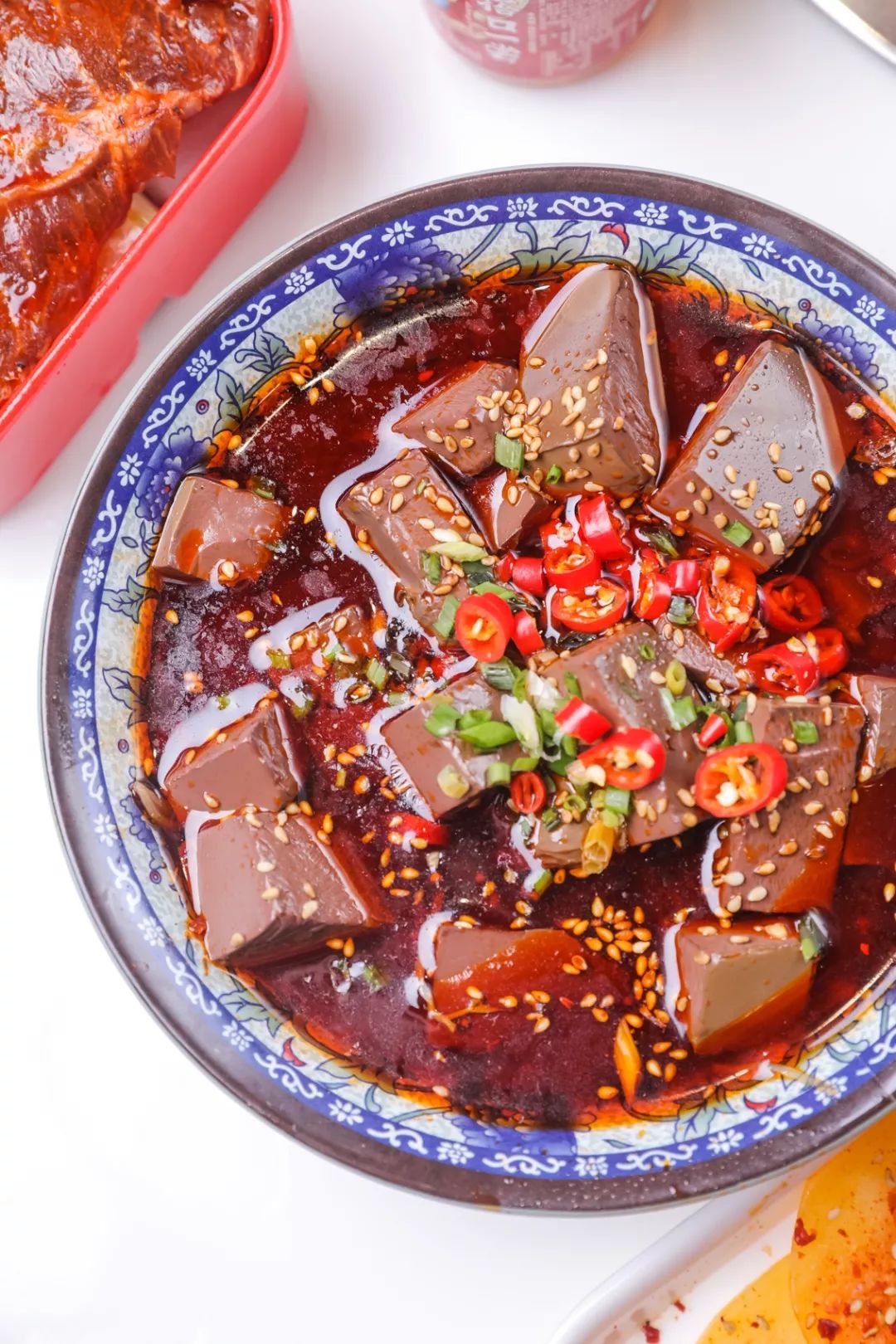 喜欢吃冒菜的人,自然都不会错过鸭血,嫩滑的鸭血块,用花椒粉,海椒末等