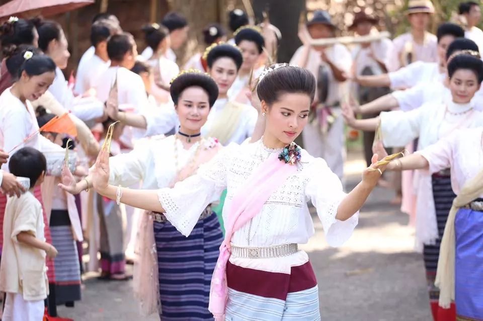 最新泰剧戛萨珑花香里的近现代清迈庸那迦人服装