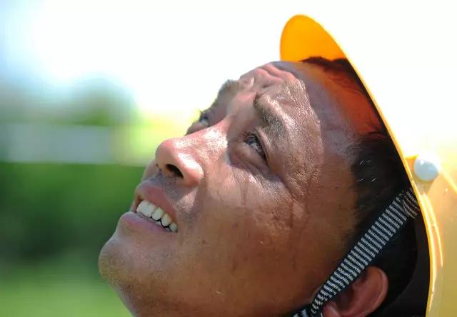 40℃高温下,电力工人拼了命为您续命,请对他们好一点!