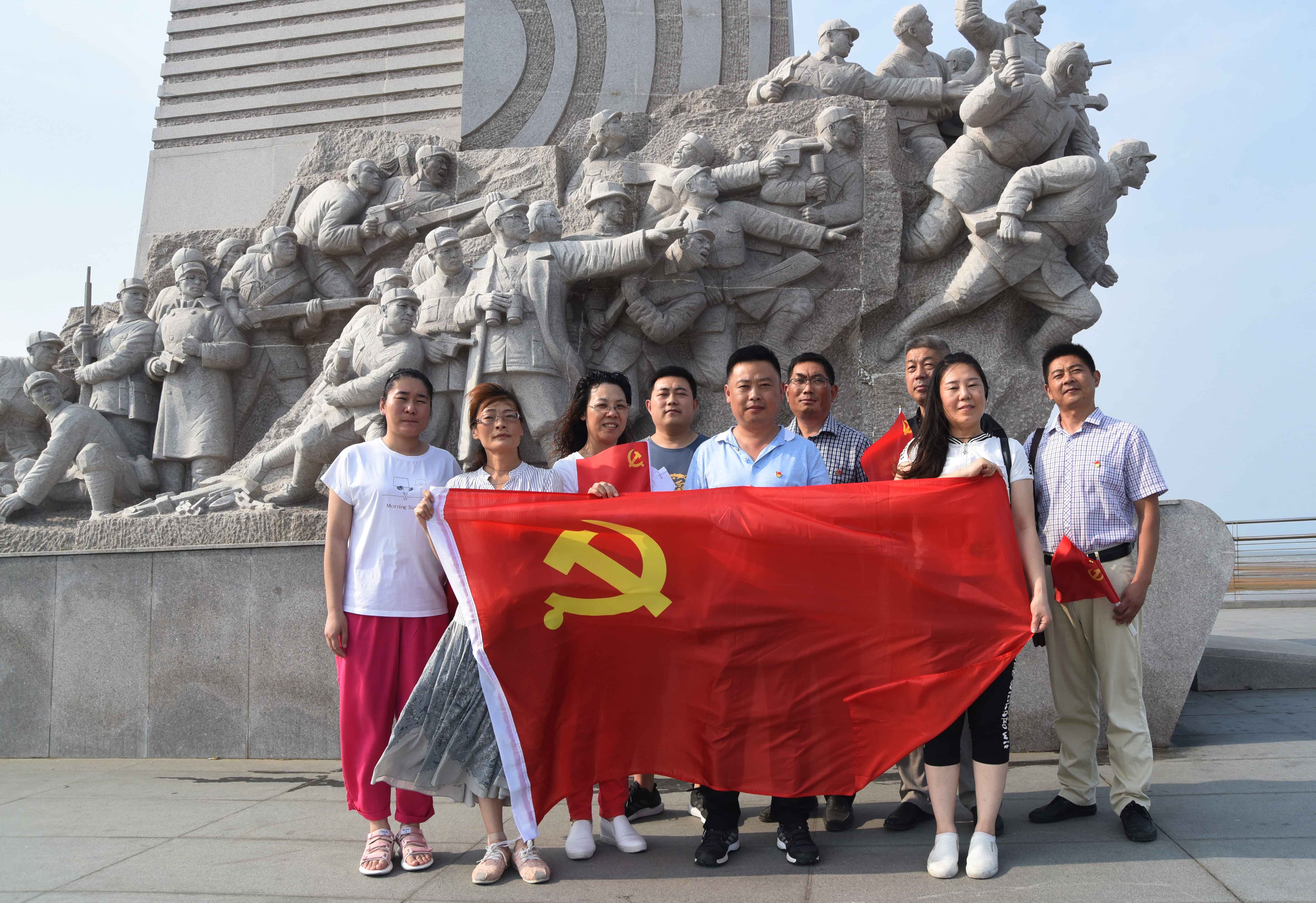 江苏赣榆我与党旗合个影