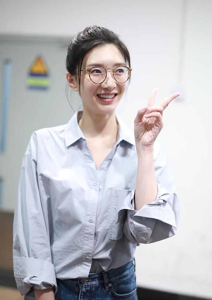 江疏影扎丸子头太减龄,嘟嘴卖萌好看又可爱