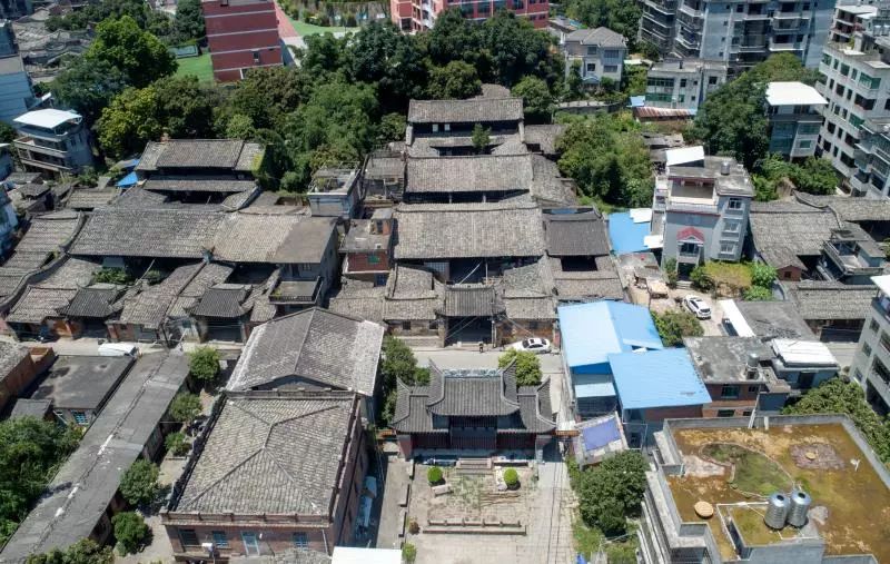 庙,沿街有狮岩林公祠,水西林氏宗祠,旗峰林公祠,次峰林公支祠,人瑞堂