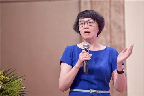 邓成艳教授讲授了《性早熟》的相关内容.