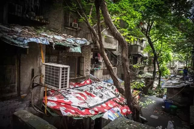 藏在观音桥富人区里的"贫民窟",是另一个重庆_水沟