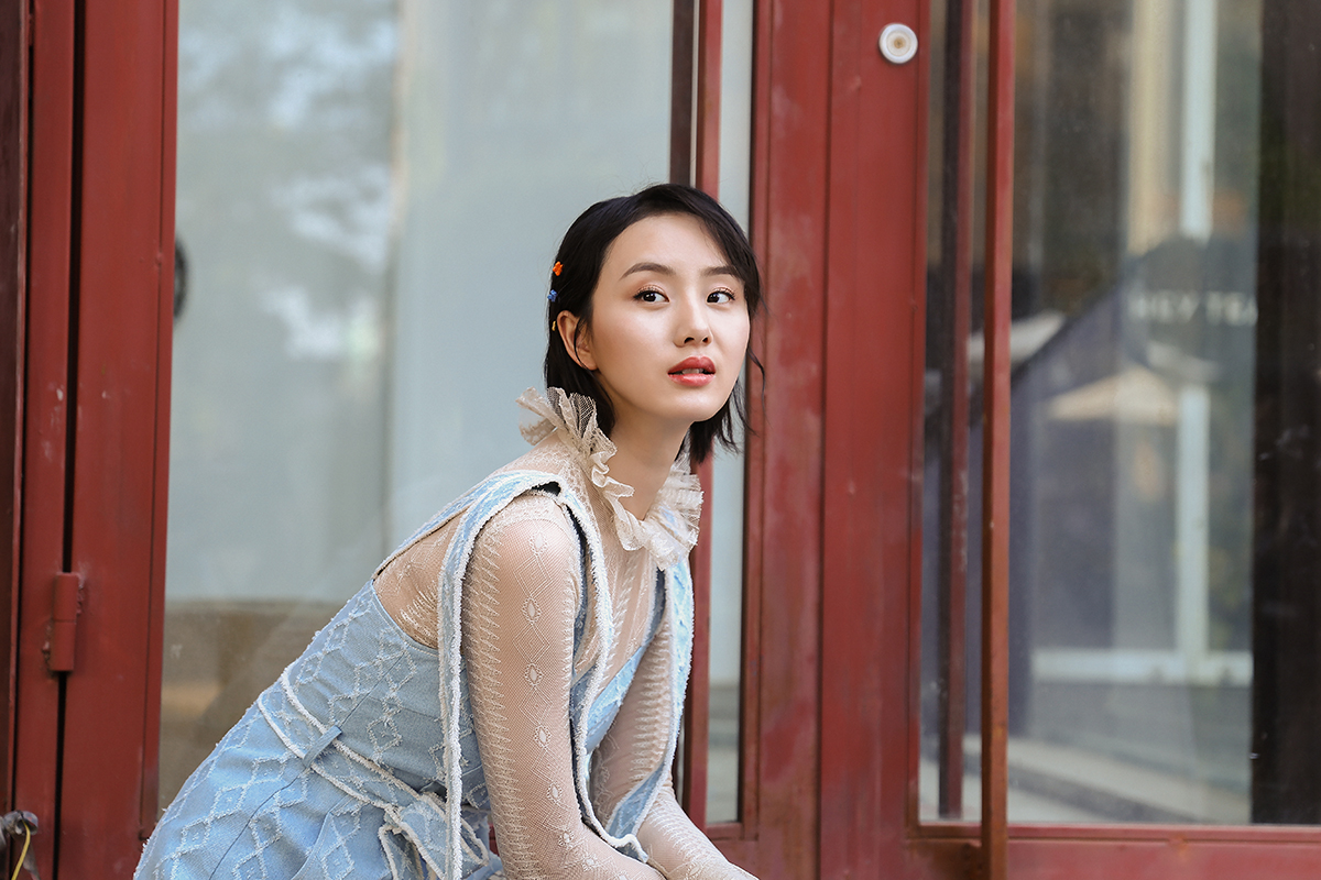 邓郁立夏日写真曝光清新俏皮编织彩色少女梦