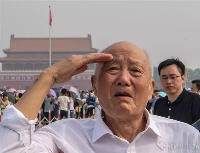 天安门广场上,一个老兵的敬礼_张富清