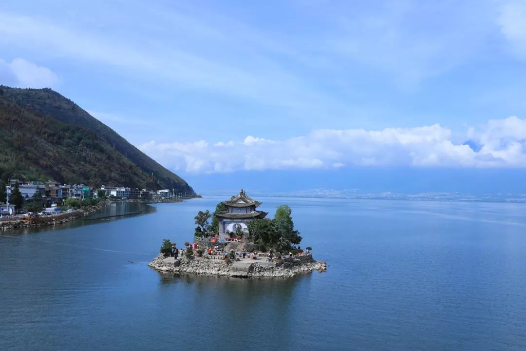 大理最美的苍山洱海在船上看