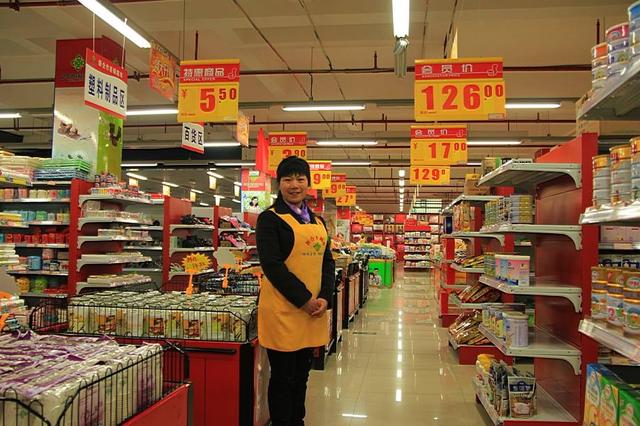在笔者的家乡,一个小县城就有好几家大型商超,超市导购的要求不高