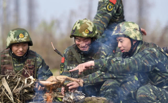 不过如果把钢盔换成铝制小锅或者小军用茶缸倒是可行的,同时可以改变