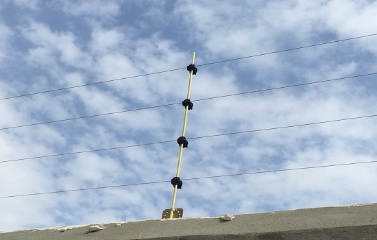 具有威慑,阻挡和报警三大防护特性,要分为脉冲型电子围栏和张力式电子