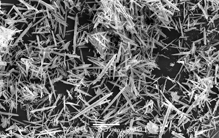 碳酸钙晶须是一种新型针状材料,因其结晶形式为单晶,晶体内部几乎无