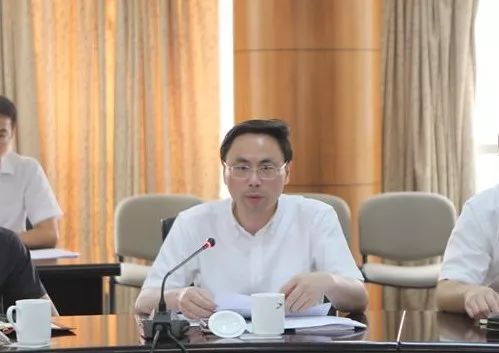 工作▲资源环保组组长潘峰汇报工作▲市场商业组组长程永明汇报工作