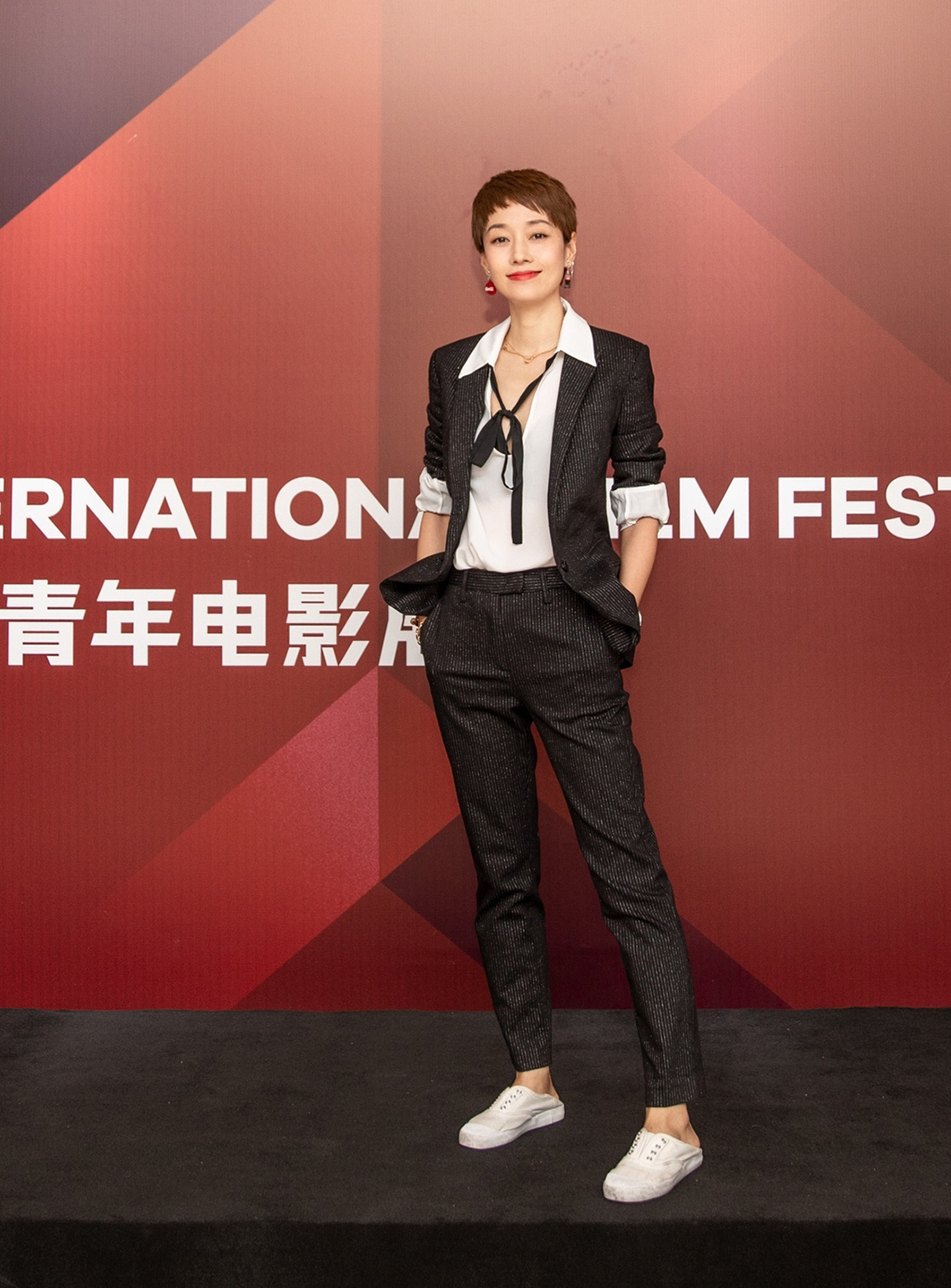 马伊俐现身酒会抹胸皮裙配蕾丝43岁依然美得令人心跳加速