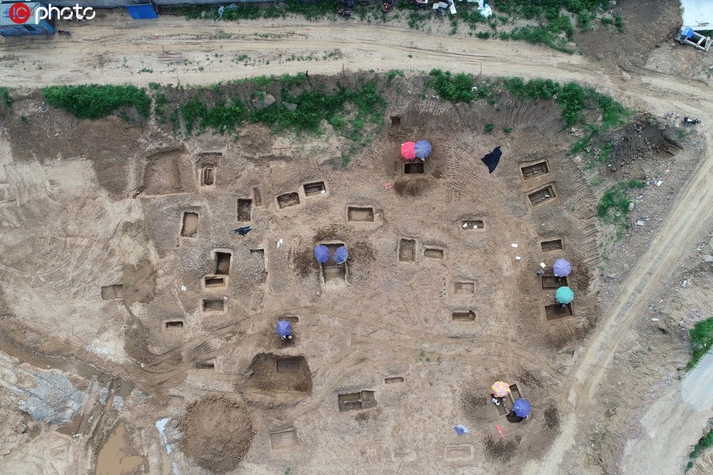 湖北襄阳现大型古墓群 考古人员冒酷暑发掘_邓城