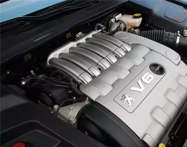 标致607的发动机与奥迪a6的结构相似,都是v形6缸.