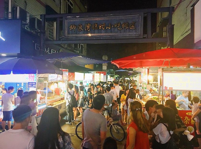 图源:小红书@圆圆_yy从财大东门出来来到柳浪湾小吃一条街,空气里飘溢