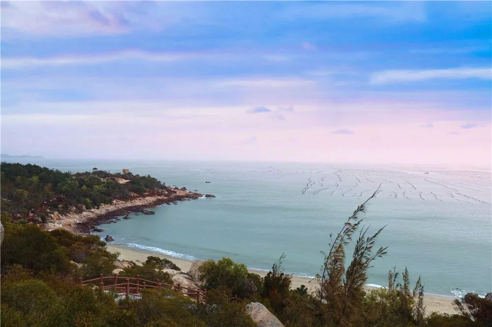 沿着当年林仲安带领兵马开辟的山路直达岭顶,诏安湾梅岭港尽收眼底