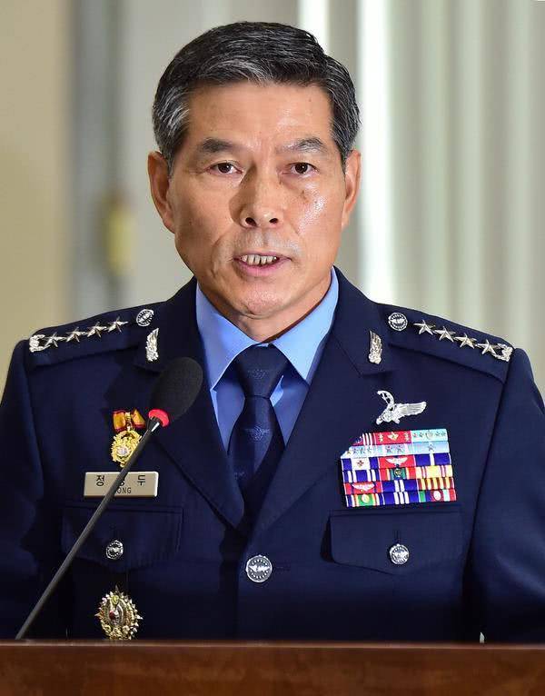 据韩联社报道,韩国国防部长郑景斗日前发布强硬声明,宣称任何国家军机