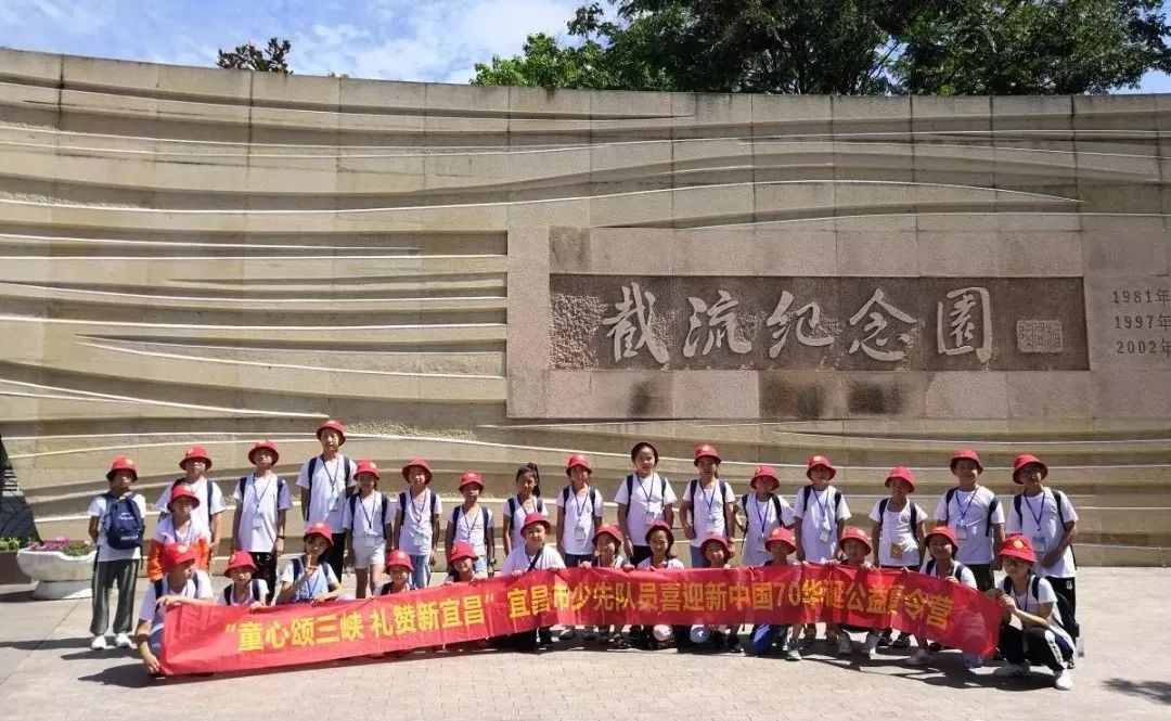 带队老师费凡介绍通过带领小营员们参观葛洲坝,三峡大坝,市规划展览馆