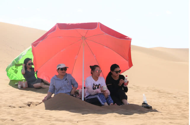 新疆鄯善：日均500人至库木塔格沙漠景区体验沙疗