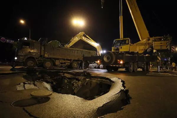 惊险杭州路面突然塌陷大货车陷入深坑救援吊车的钢缆都拉断了