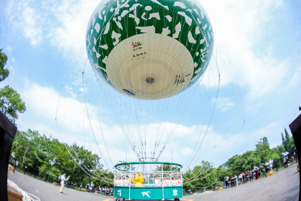 空中揽胜观光氦气球位于西溪湿地慢生活街区,是目前唯一由我国自主
