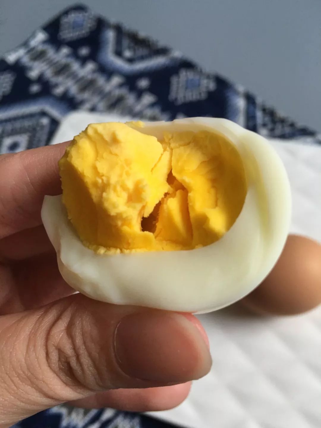 水煮土鸡蛋还原了鸡蛋的本味,尝下第一口,细腻粉糯的蛋黄在口中化开