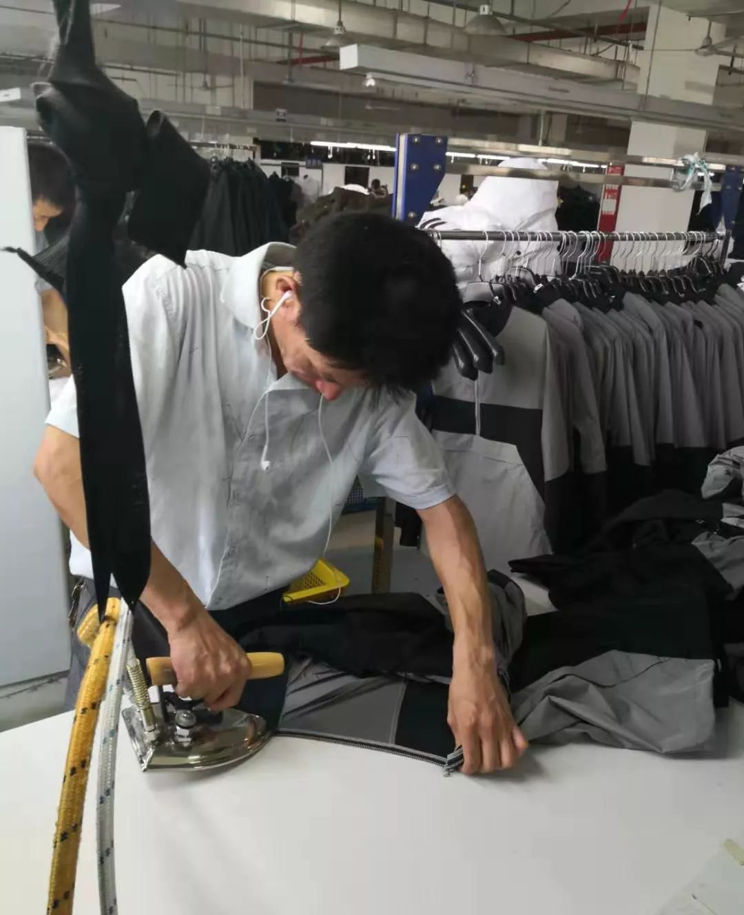 后道车间每天有大量成品装箱入库,到库后还要翻箱整理,贴纸封箱,卜