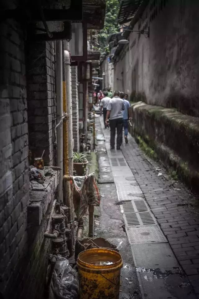 藏在观音桥富人区里的"贫民窟",是另一个重庆_水沟