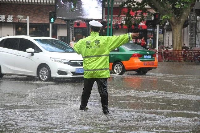 水深到腰汽车漂着走运城多地遭暴雨袭击超50毫米降水