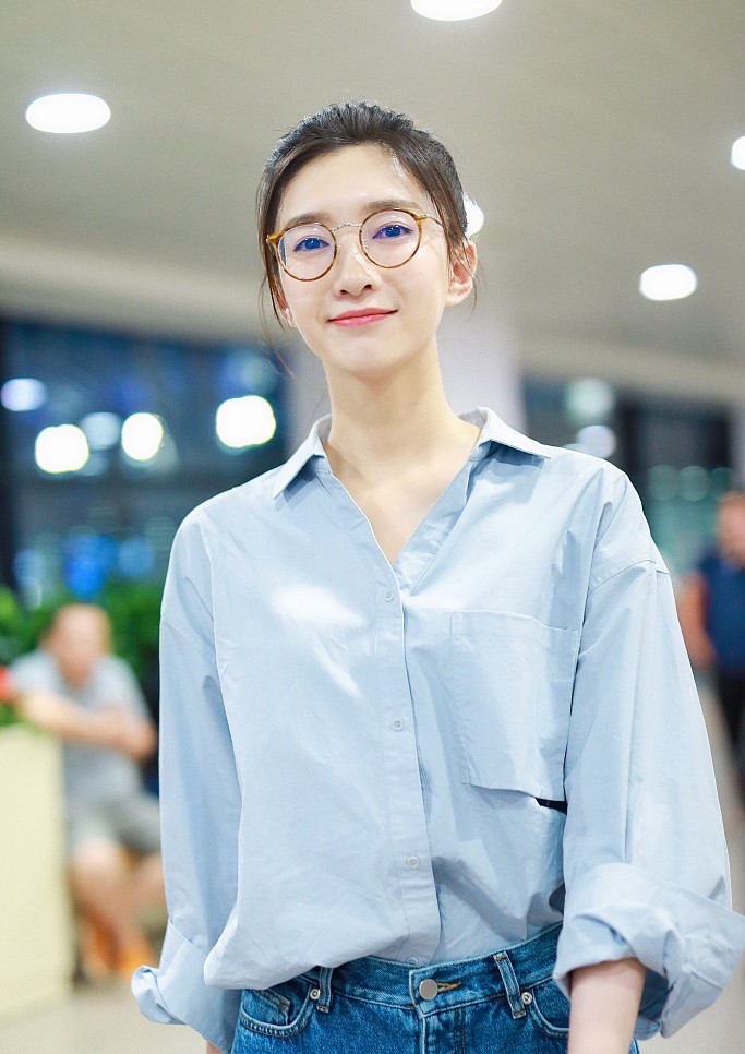 江疏影扎丸子头太减龄,嘟嘴卖萌好看又可爱