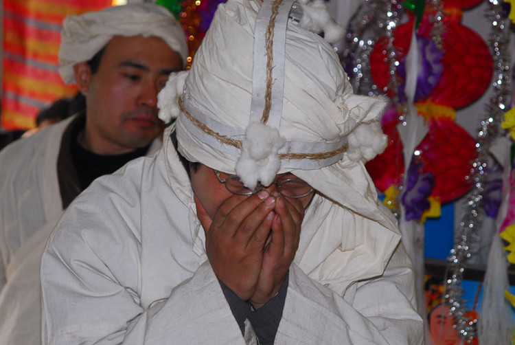 我就以重孝子的身份,穿着全身袭白的传统重孝服,趿拉着白鞋,手拉孝棍