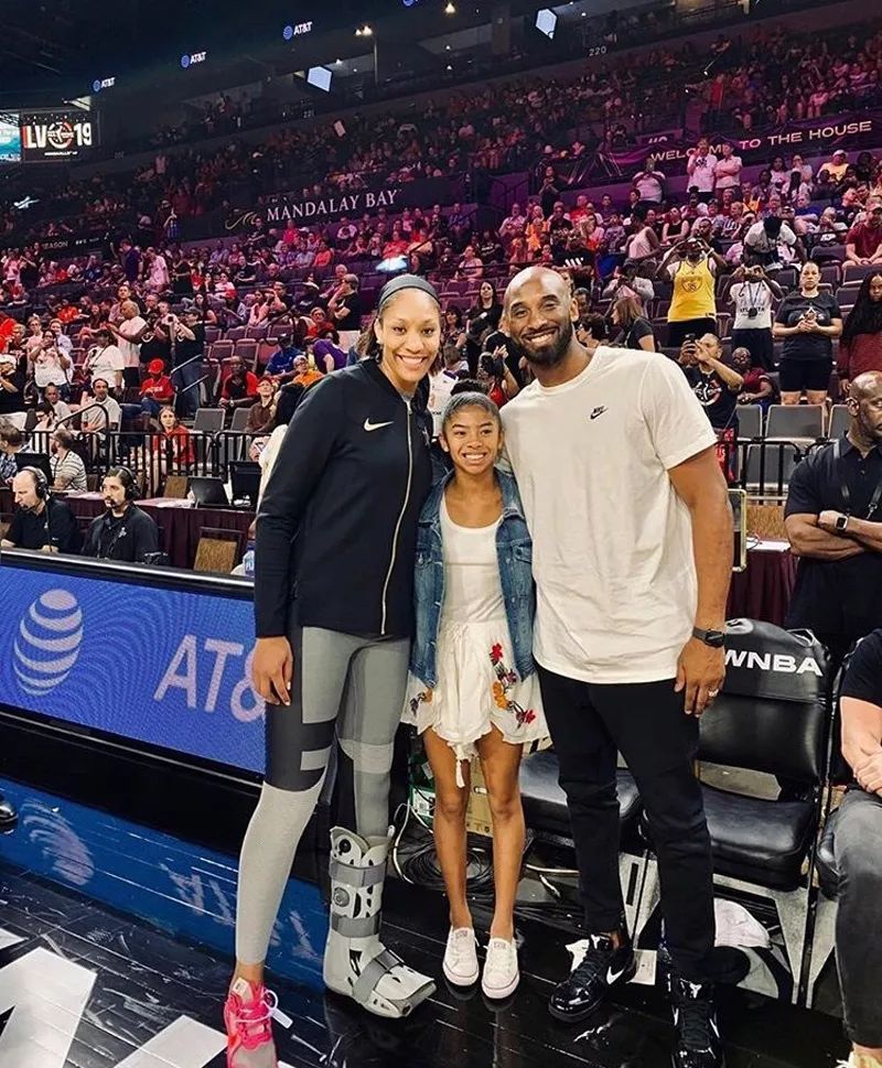 炫酷的漆皮科比上脚zoomkobe4新配色