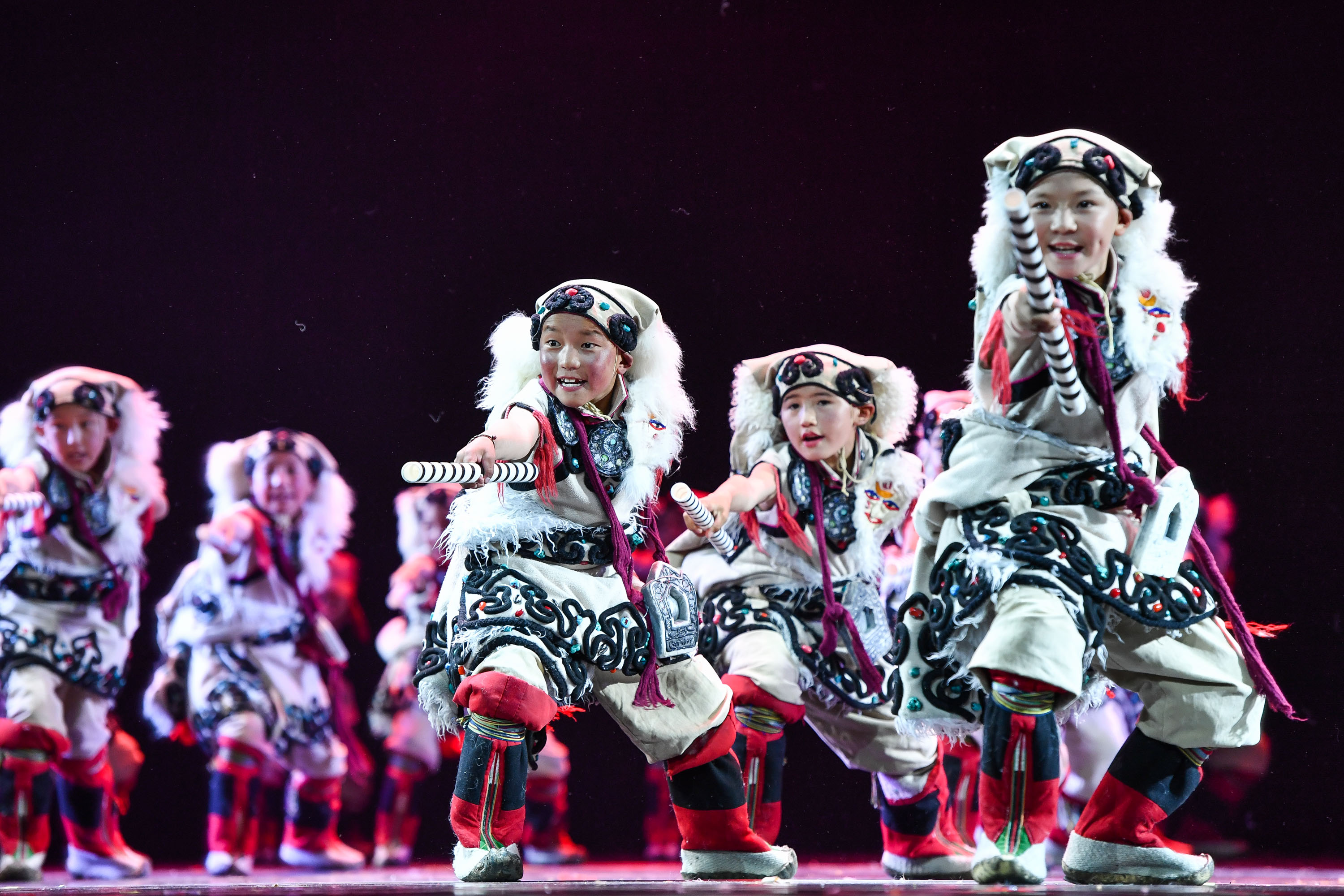 举行这是西藏那曲市巴青县完小展演的舞蹈《折嘎新生》(7月28日摄)