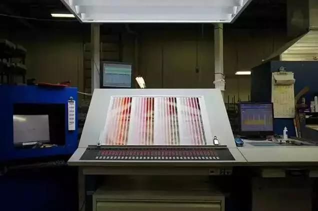 贴在墙上的色彩取样