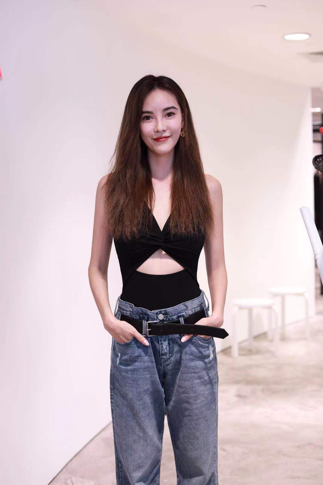 李方丁亮相asics品牌活动 率真纯粹释放开心能量