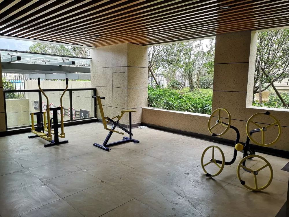 消防通道和东西车行出入口部分路段被划为车位,小区架空层品质提升