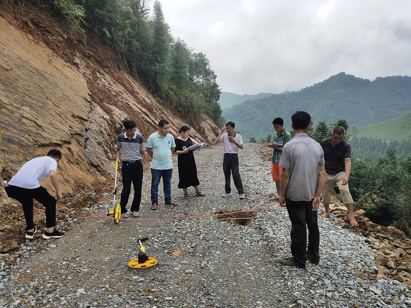 图为验收组勘察道路现场.韦春媚/摄 返回搜