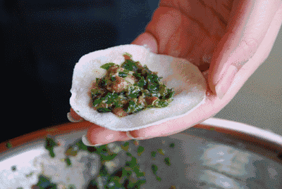 饺子的情怀是与生俱来的,从孩童时期就混迹在饭桌旁边看着父母包饺子